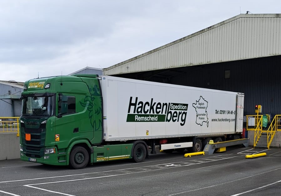 2350_Koffer an Rampe